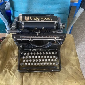 Vintage Underwood Typewriter - Picture 1 of 6