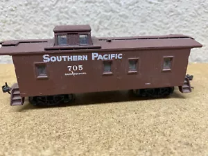 Rounhouse HO Scale Southern Pacific Caboose #705- Metal Wheels & Kadee Couplers - Picture 1 of 6