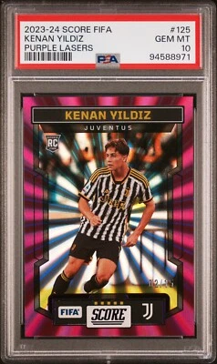 2023-24 Panini Score FIFA #125 Kenan Yildiz - Purple Lasers /15 RC PSA 10 pop 1 - Imagem 1 de 2