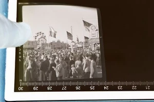 gran negativo antiguo mucha gente - fiesta - feria - lugar? - Imagen 1 de 3