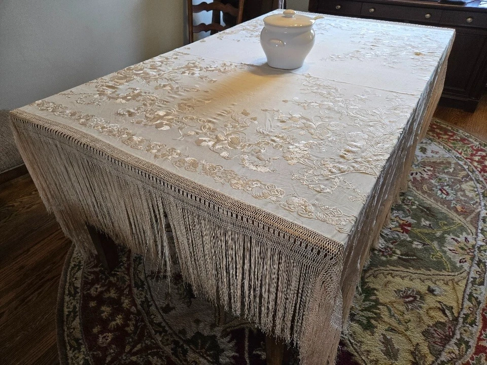 Mantel/mantón de piano antiguo victoriano del siglo XIX bordado de seda cruda Lrg Foto 1 de 4