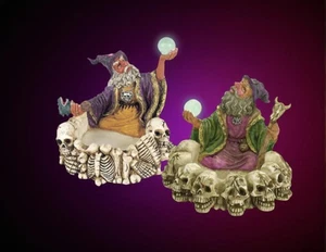 Posacenere Mago con Bastone Sfera di Cristallo e Teschi Fig 4" Resina 2 Ast Collezione - Foto 1 di 3
