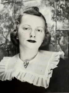 Vintage Photo Booth Fund Spielhalle Vernacular 1940er hübsche Frau Mädchen von nebenan - Bild 1 von 3