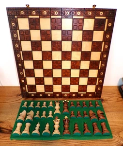 Juego de ajedrez de madera detallado tallado a mano vintage, piezas completas y tablero - Imagen 1 de 9