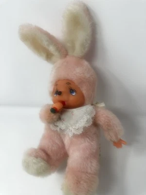 Muñeca/conejito bebé de peluche Russ “munchin” 1977 de colección con cara y manos de goma y zanahoria Foto 1 de 4