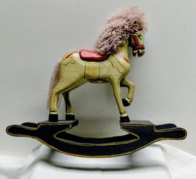 De colección. Caballo mecedor de madera tallada - 10-7/8" L X 9" H X 2-1/8" W Foto 1 de 4