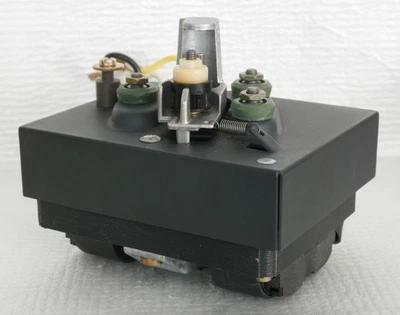 Pieza de tocadiscos doble 1249: conjunto de motor SM840 (B) Foto 1 de 4