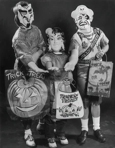 Bambini Halloween 1955 in costume e sacchetti dolcetti 8 x 10 Fotografia - Foto 1 di 1