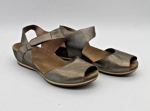 Sandalia Dansko Vera para mujer 38 bronce metálico cuña baja cómoda correa al tobillo zapato - Imagen 1 de 22