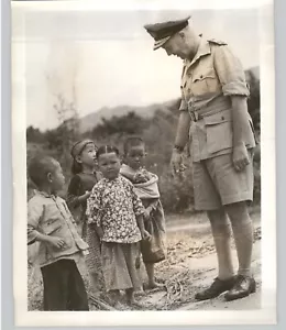 Admiral CHJ HARCOURT trifft Kam Blechdorfbewohner China 1945 Pressefoto - Bild 1 von 2