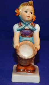 VINTAGE MI HUMMEL GOEBEL "KLEINER HELFER" FIGUR #73 TMK 6 W. GERMANY - Bild 1 von 7