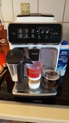 Philips EP3243 weiß LatteGo KVA gut neu gewartet 5 Kaffeespezialitäten One Touch - Bild 1 von 4
