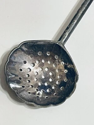 Cuchara de oliva perforada festoneada de 10" con mango largo punta de bola plateada - deslustrada Foto 1 de 4