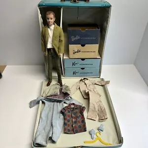 Vintage Mattel Barbie Core Floccato Ken Bambola Astuccio Turchese con Accessori - Foto 1 di 24
