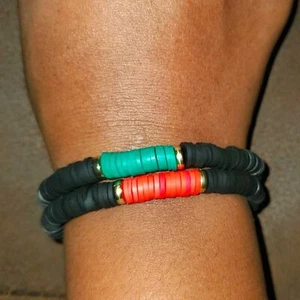 * Handgefertigte rote und grüne Set Heishi Polymer Ton Perlen dehnbare Armbänder - Bild 1 von 3