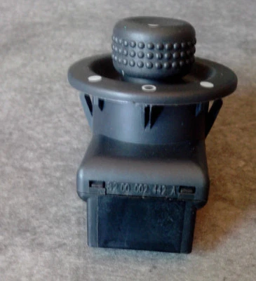 Bouton reglage retroviseur retro Trafic Master Kangoo ref 8200002442 8 broches - Photo 1/3