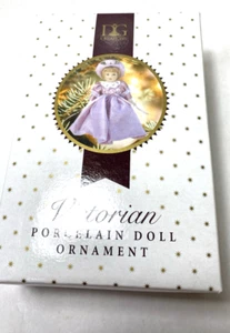 Bambola vittoriana porcellana vintage ornamento 2004 vestito rosa scatola originale - Foto 1 di 3