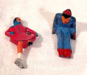2 figuras de plomo vintage Barclay 1 trineo sin trineo + 1 patinador pierna faltante - Imagen 1 de 4