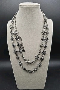 Collar Largo Negro Estrás Cuentas Flor Tono Plata Metal - Imagen 1 de 18