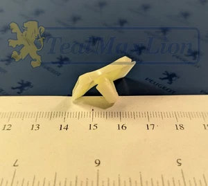 Kunststoff Klammer Befestigung Radkappen unten Peugeot 204 cc 304 ccm - Bild 1 von 10