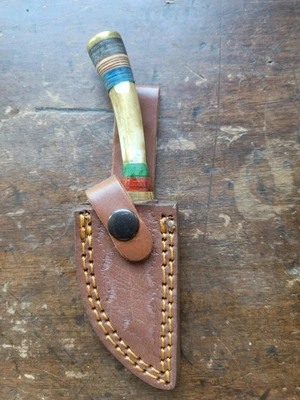 Cuchillo desollador de caza de acero Damasco de 6" mango de ciervo con funda de cuero Foto 1 de 3