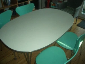 Fritz Hansen Tisch Superellipse B 611 + 4 Stühle Türkis Serie 7 (F024-1185) 1995 - Bild 1 von 4