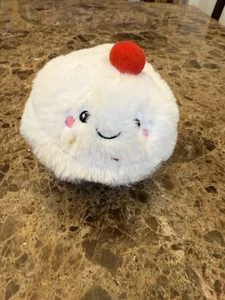 Peluche Cupcake Sorridente con Top in Ciliegia - Fondo in Morbido Velluto a Coste - 2024 Toy Factory - Foto 1 di 10