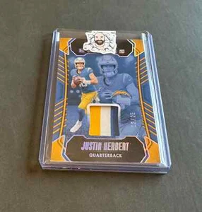 Patch triplo colore 2023 Panini Calcio Assoluto Justin Herbert Heroes /25 carica - Foto 1 di 2