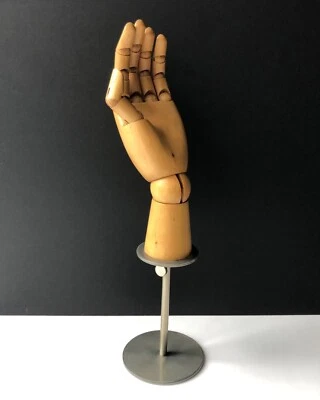 Holz Schaufensterpuppe Hand auf Ständer mit beweglichen Handgelenk Fingern Künstler / Geschäft - Bild 1 von 4