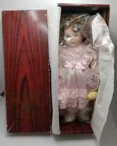 Dynasty Puppensammlung Ostern April Mädchen 12" Porzellan Biskuit Puppe rosa Kleid - Bild 1 von 14
