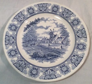Precioso Plato Decorativo Azul Y Blanco con Molino de Viento Escena de Pueblo (24,5 cm) - Imagen 1 de 1