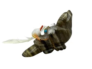 Zuni gebänderter Stein handgeschnitzt Adler Fetisch Figur Feder Stein Akzente signiert - Bild 1 von 10