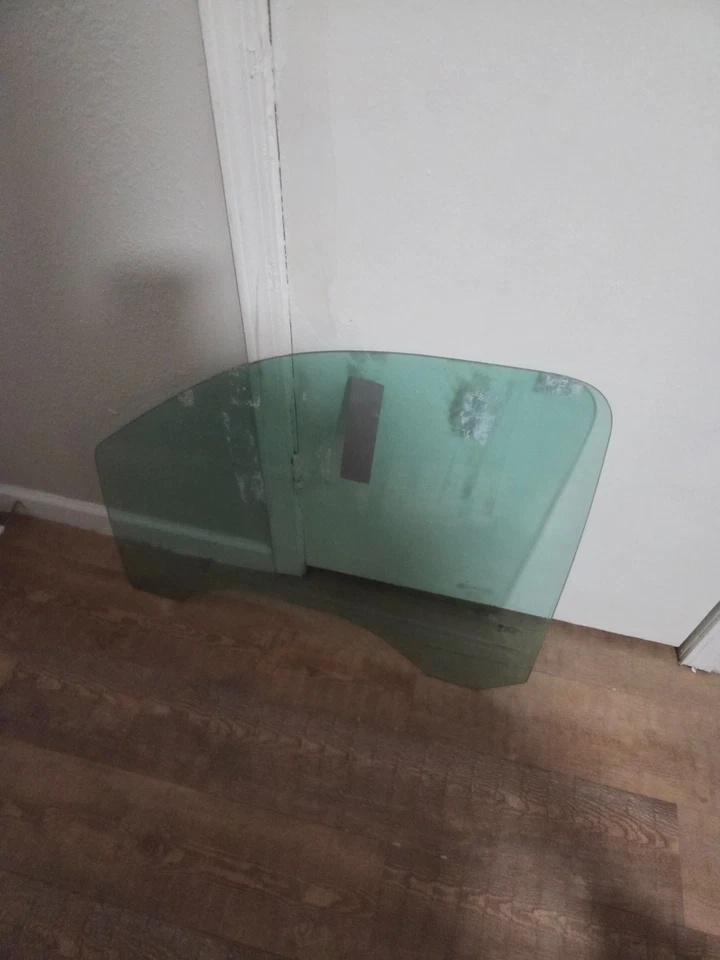 2007-2013 chevy avalanche driver side window - Image 1 of 1