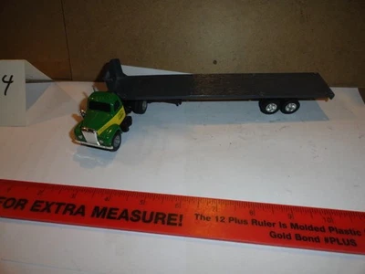 Semi John Deere Mack em escala 1/64 - Imagem 1 de 3