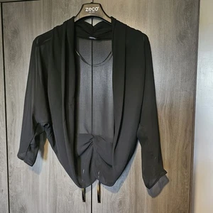 Römische schwarze Shrug Jacke Gr. 20 Chiffon drapiert gerafft leicht  - Bild 1 von 3