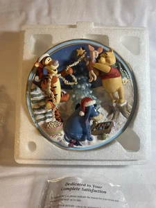 Bradford Exchange Winnie the Pooh 3D Teller "Friend Make Christmas Sparkle". - Bild 1 von 5