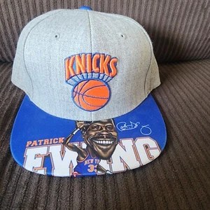 Mitchell & Ness Karikatur New York Knicks Patrick Ewing Snapback Mütze Hartholz - Bild 1 von 6