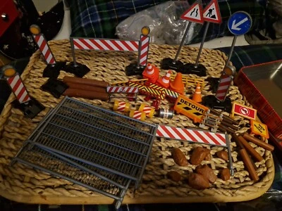 Piezas de juguete de construcción vintage: señales de tráfico, conos X troncos, Bkukfers, cerca Foto 1 de 4