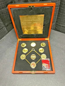 Set 7 monete commemorative Boston Red Sox, sporcizia Fenway e vetrina in legno - Foto 1 di 3