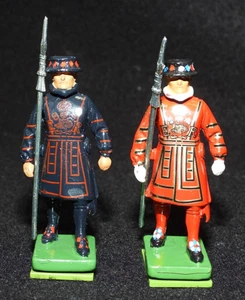 DOS soldados de metal de plomo Beefeater Tower of London Guards de colección 1990 W. Britain - Imagen 1 de 6