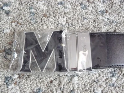 NUEVO CON ETIQUETAS REVERSIBLE MCM CINTURÓN NEGRO/AZUL CON HEBILLA NEGRA DELINEADA EN TONO PLATEADO Foto 1 de 4