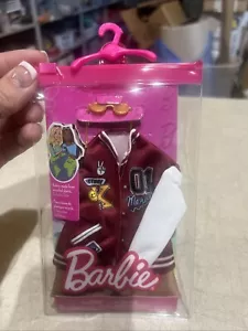 Barbie Ken Conjunto de Moda Chaqueta Universitaria Pantalones Cortos Gafas de Sol Accesorios Paquete HJT25 - Imagen 1 de 2