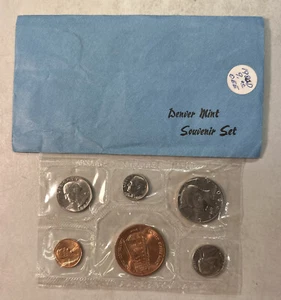 1980 Uncirculated Denver Mint Souvenir Set with Bronze Treasury Coin  - Picture 1 of 4