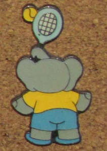 D10 PIN TIE TAC BD FILM COMICS BABAR ELEFANT TENNIS SPORT  - Bild 1 von 1