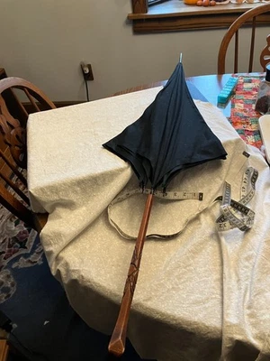 paraguas vintage. Mango de madera tallada. Marco de metal. Cerca de 8 agujeros pequeños. La Foto 1 de 4