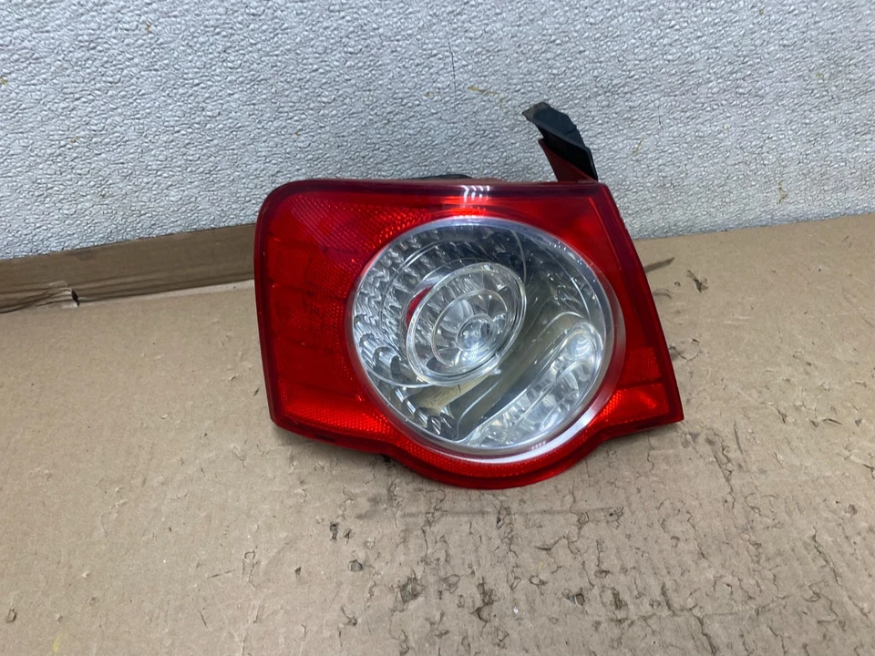 Левый задний фонарь со стороны водителя для седана Volkswagen Passat 2006–2010 годов от оригинального производителя U2345 DW - Изображение 1 из 4