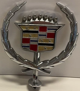 Vintage goldfarbene Cadillac Motorhaubenverzierung, 80er Jahre 2,5”x 3” - Bild 1 von 4