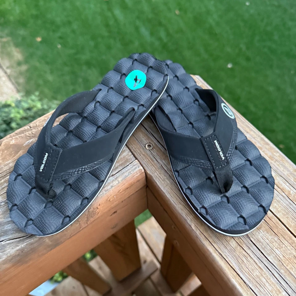 NWT Volcom Kids Black Cushioned Flip Flops Sandals Size 4 Childrens Comfort - Image 1 of 4