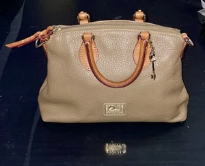 Bolso Cartera Dooney & Bourke Grano Guijarro Tostado Asas Superiores - Imagen 1 de 6