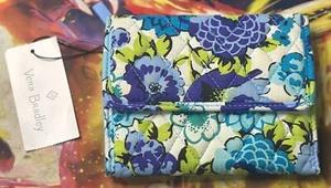 Vera Bradley Akkordeon Geldbörse im Ruhestand Blaubeerblüten Outlet Muster-Neu mit Etikett - Bild 1 von 11